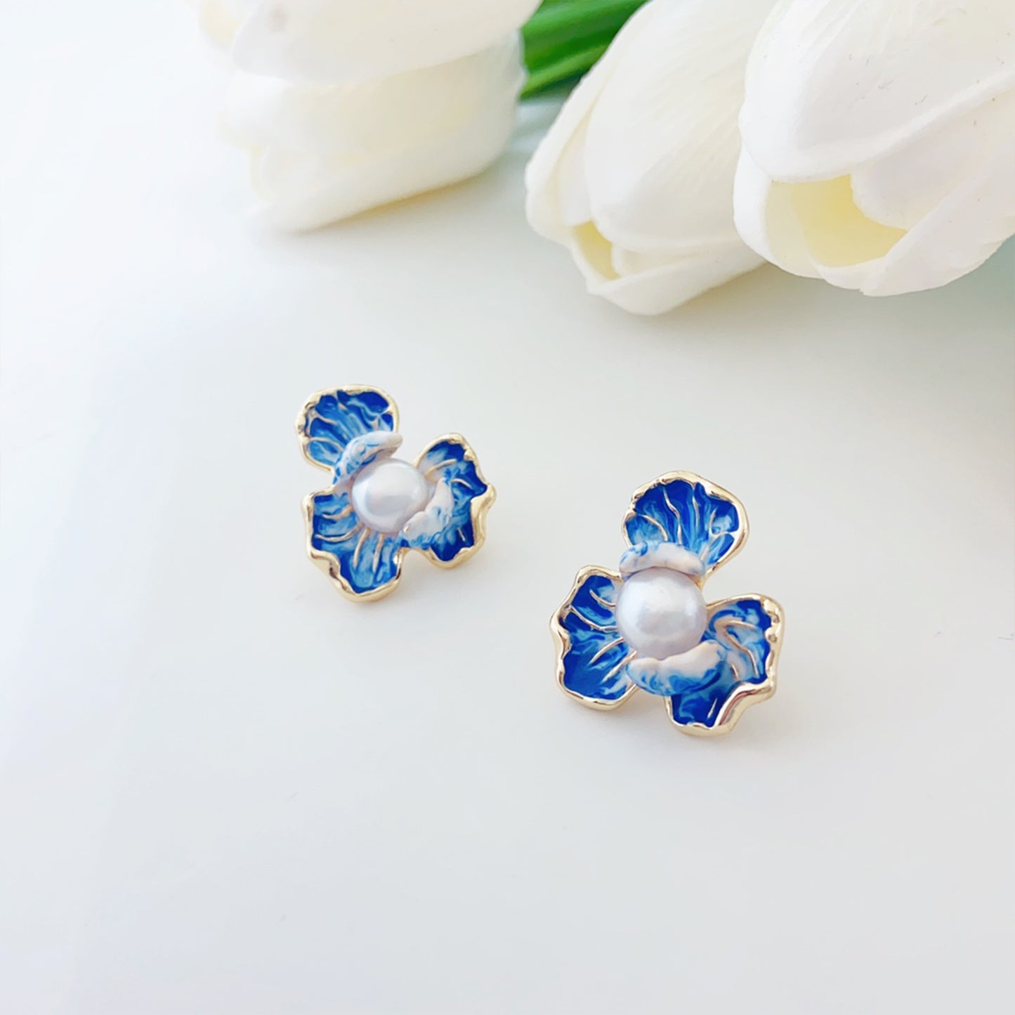 Elegante blaue Blütenblatt-Ohrringe mit Perle – 14K vergoldete Emaille Ohrstecker mit 925 Silberstift für Damen