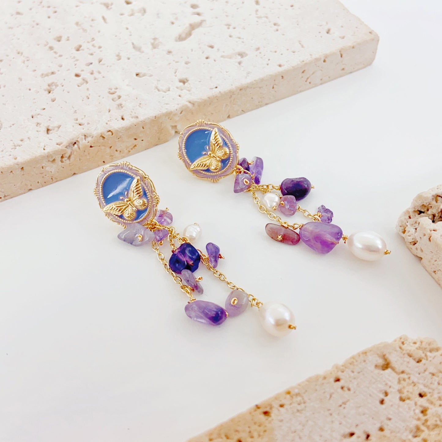 Amethyst Perlenohrringe im Schmetterlingsdesign – 14K Vergoldet, Feine Kristalle & Süßwasserperlen, Eleganter Schmuck für Bälle und Anlässe