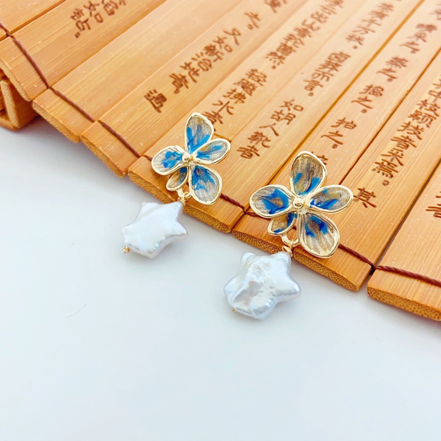 Blauer Blumenstern Perlen Ohrstecker – 14K vergoldet, Emaille & Süßwasserperle mit 925 Silberstift, eleganter hypoallergener Ohrschmuck für Damen