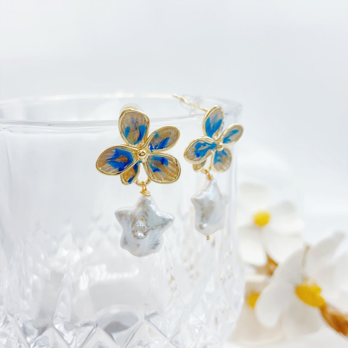 Blauer Blumenstern Perlen Ohrstecker – 14K vergoldet, Emaille & Süßwasserperle mit 925 Silberstift, eleganter hypoallergener Ohrschmuck für Damen