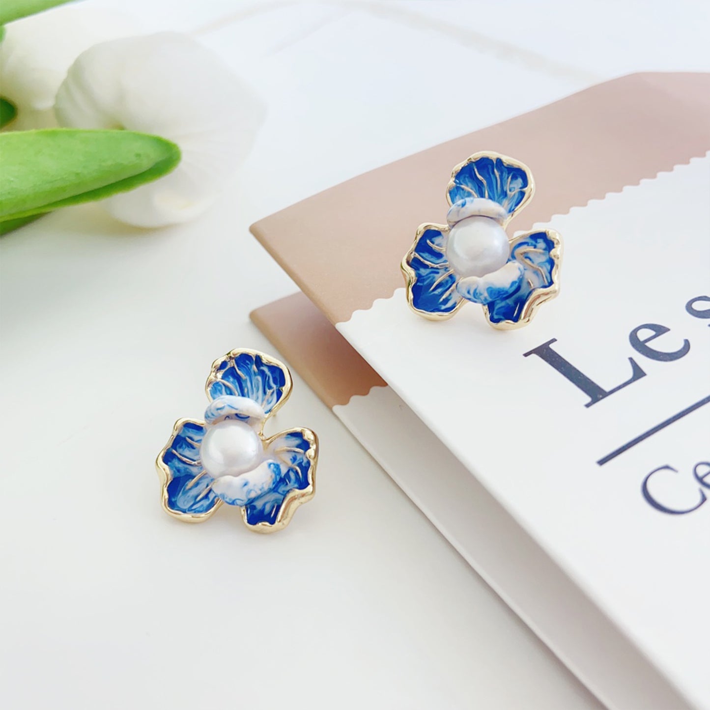 Elegante blaue Blütenblatt-Ohrringe mit Perle – 14K vergoldete Emaille Ohrstecker mit 925 Silberstift für Damen