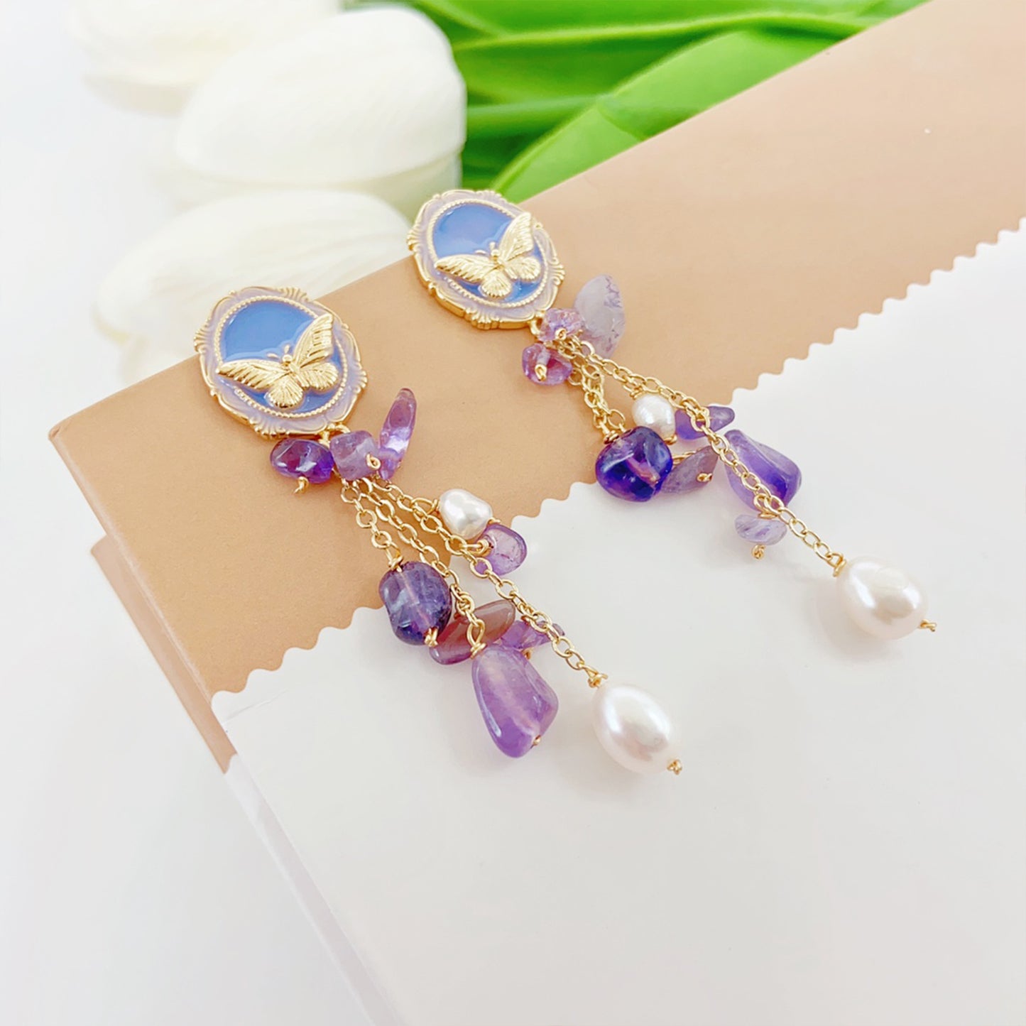 Amethyst Perlenohrringe im Schmetterlingsdesign – 14K Vergoldet, Feine Kristalle & Süßwasserperlen, Eleganter Schmuck für Bälle und Anlässe