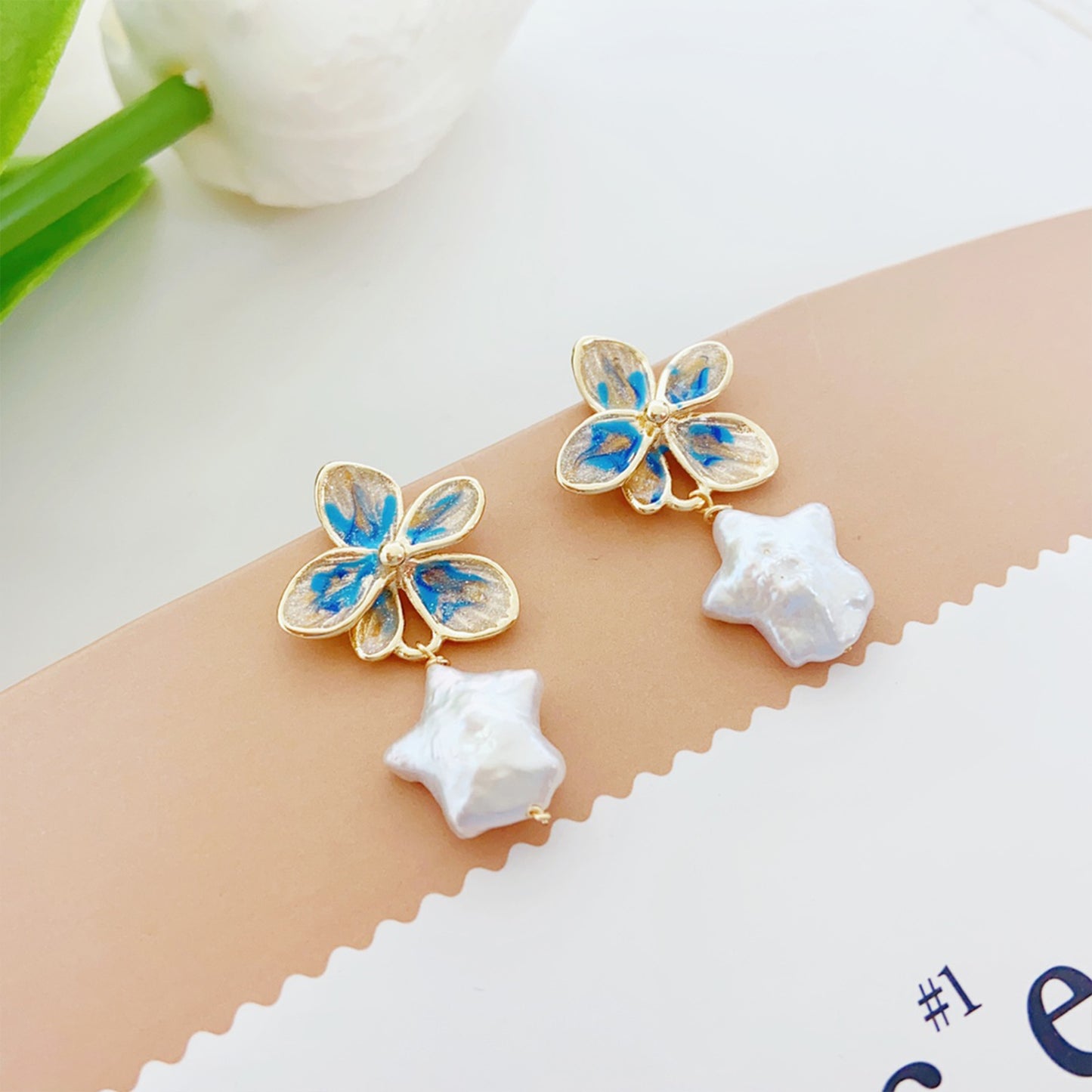 Blauer Blumenstern Perlen Ohrstecker – 14K vergoldet, Emaille & Süßwasserperle mit 925 Silberstift, eleganter hypoallergener Ohrschmuck für Damen