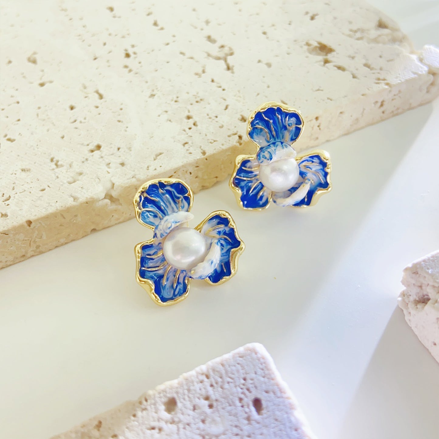 Elegante blaue Blütenblatt-Ohrringe mit Perle – 14K vergoldete Emaille Ohrstecker mit 925 Silberstift für Damen
