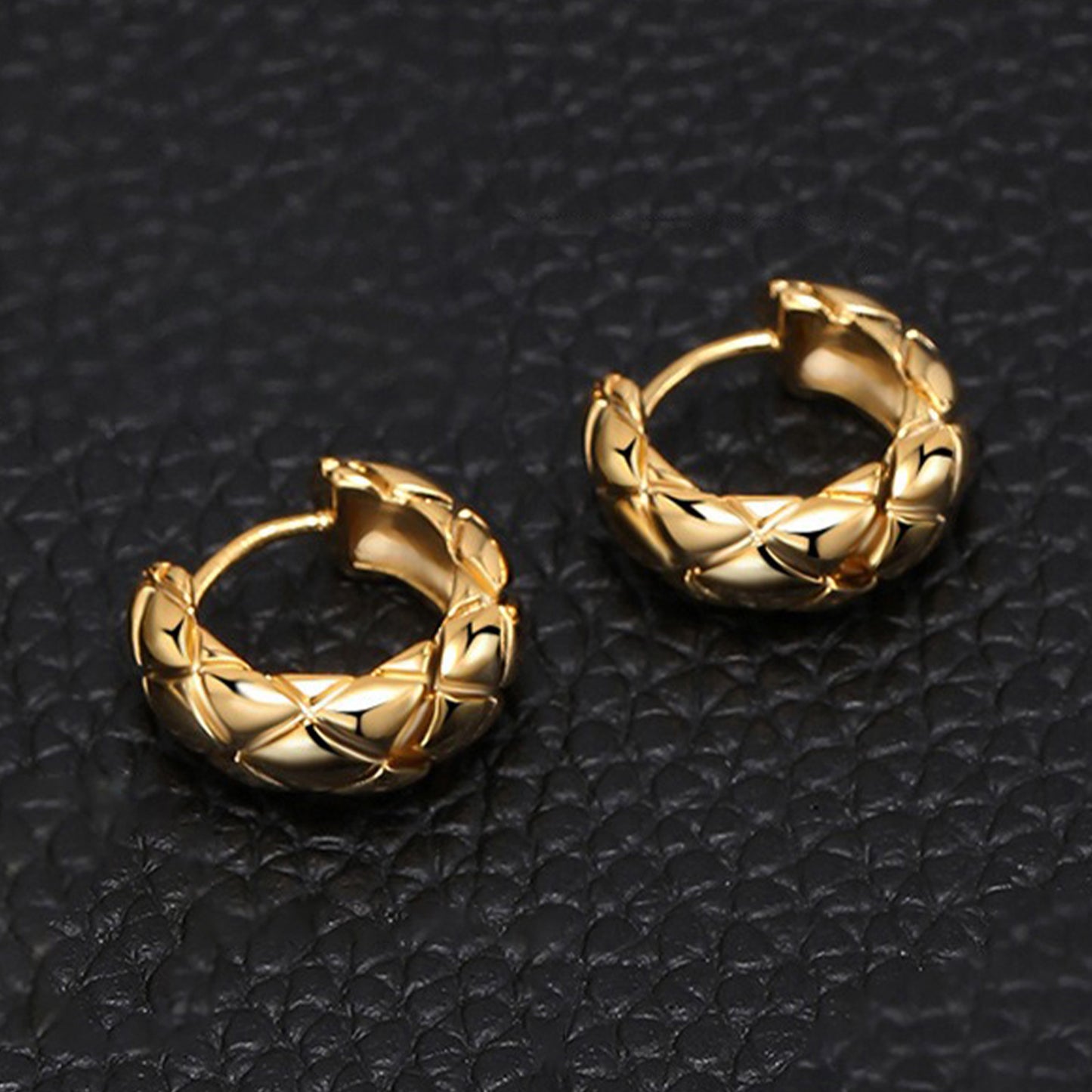 Small Gold Rhombus Hoop Earrings – 1.4 cm Geometric Design for Women, Ideal for Everyday & Special Occasions
