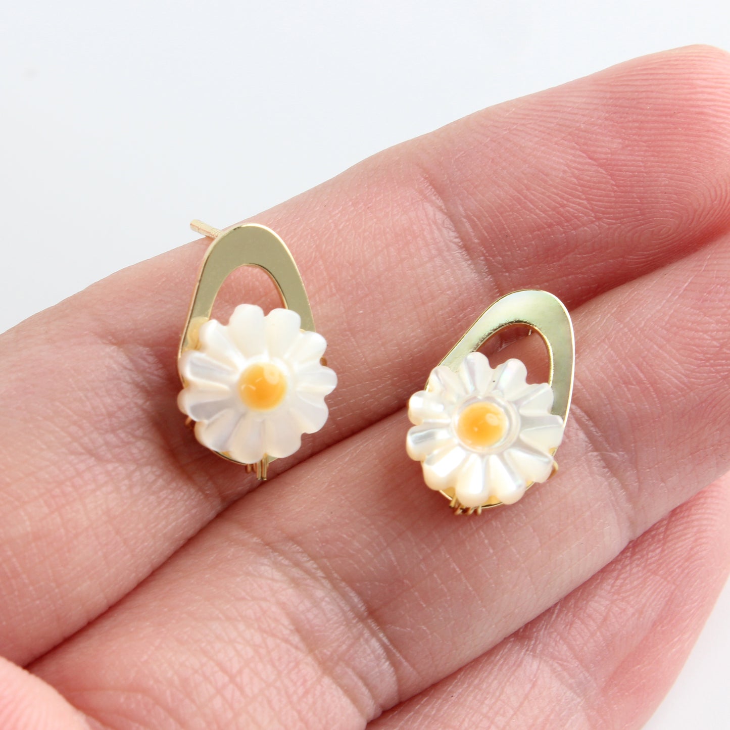 14K Gold-Plated Daisy Earrings with Mother-of-Pearl and 925 Silver Posts – Elegant Floral Studs for Young Women, Perfect for Parties and Daily Wear