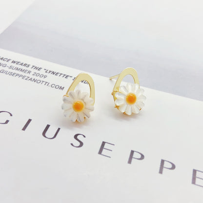 14K Gold-Plated Daisy Earrings with Mother-of-Pearl and 925 Silver Posts – Elegant Floral Studs for Young Women, Perfect for Parties and Daily Wear