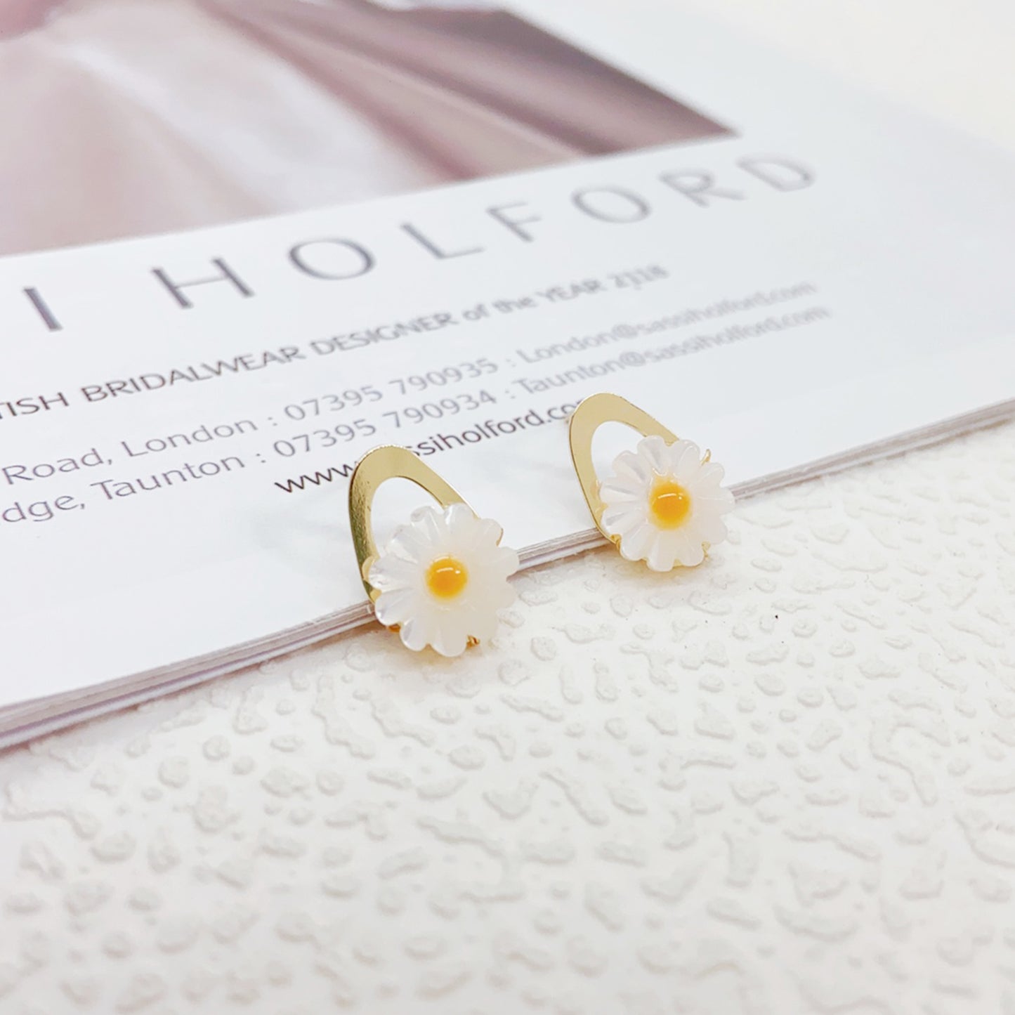 14K Gold-Plated Daisy Earrings with Mother-of-Pearl and 925 Silver Posts – Elegant Floral Studs for Young Women, Perfect for Parties and Daily Wear