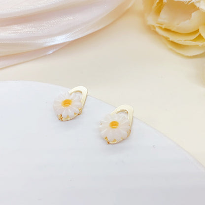 14K Gold-Plated Daisy Earrings with Mother-of-Pearl and 925 Silver Posts – Elegant Floral Studs for Young Women, Perfect for Parties and Daily Wear