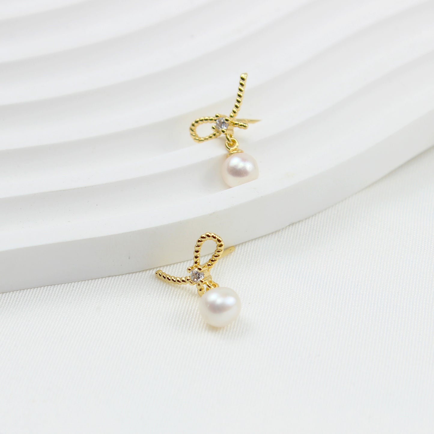Schmetterlingsknoten Perlen Ohrstecker – 14K vergoldet, 925 Silberstecker, Zirkonia & Süßwasserperle, eleganter Ohrschmuck mit Geschenkbox