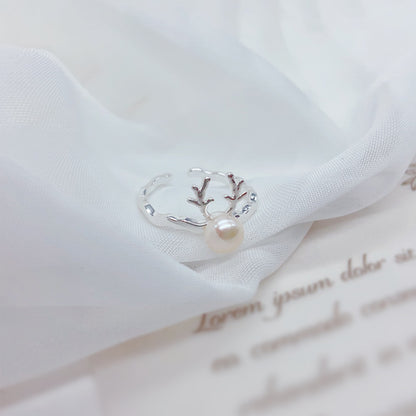 Schneemobil Rentier Perlenring – Verstellbarer Offener Ring, Silberbeschichtung & Weiße Süßwasserperle, Eleganter Damenring
