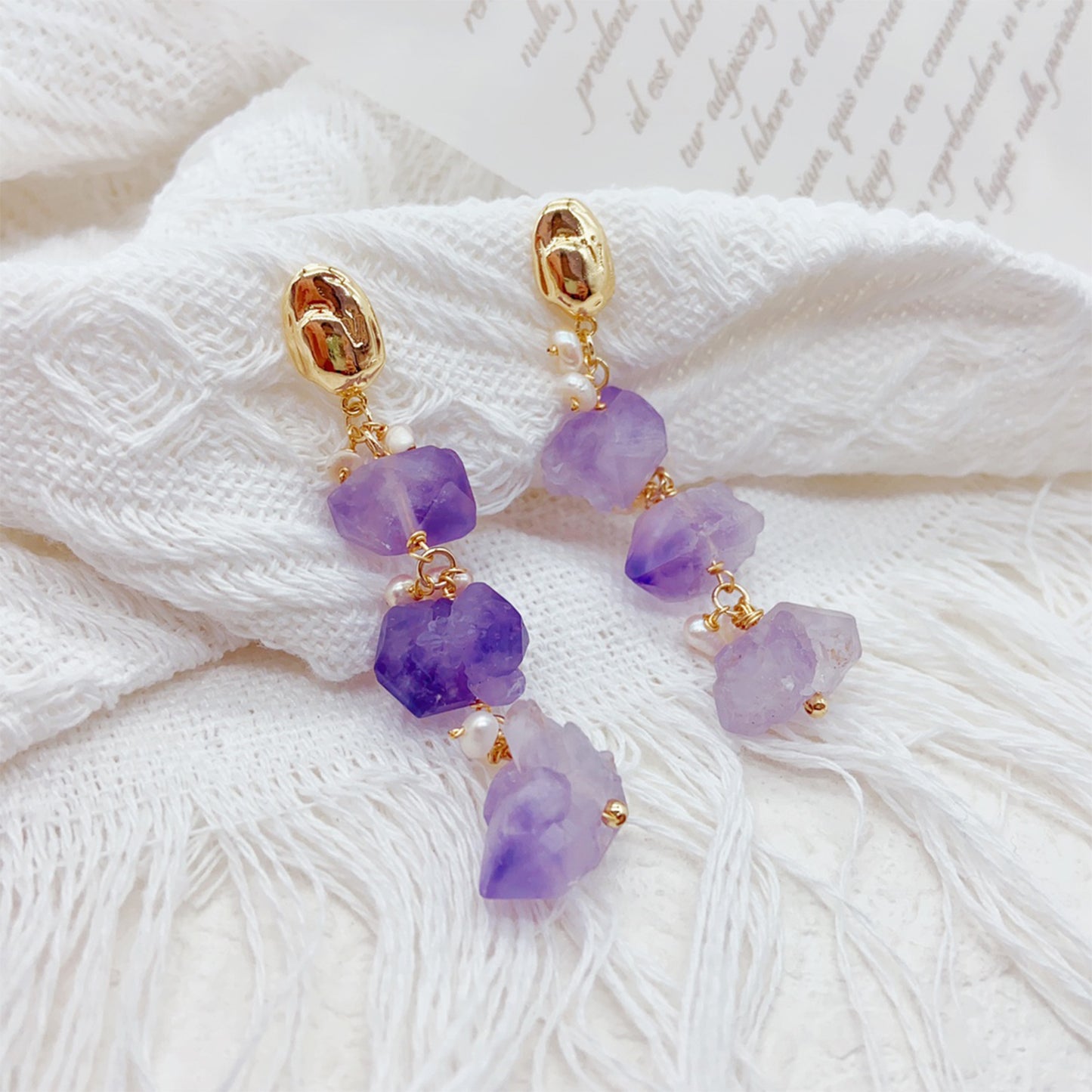 Perlenohrring mit Amethyst-Rohsteinen – 14K vergoldet, 925 Silberstift, eleganter hypoallergener Ohrstecker für Frauen, minimalistisches Design