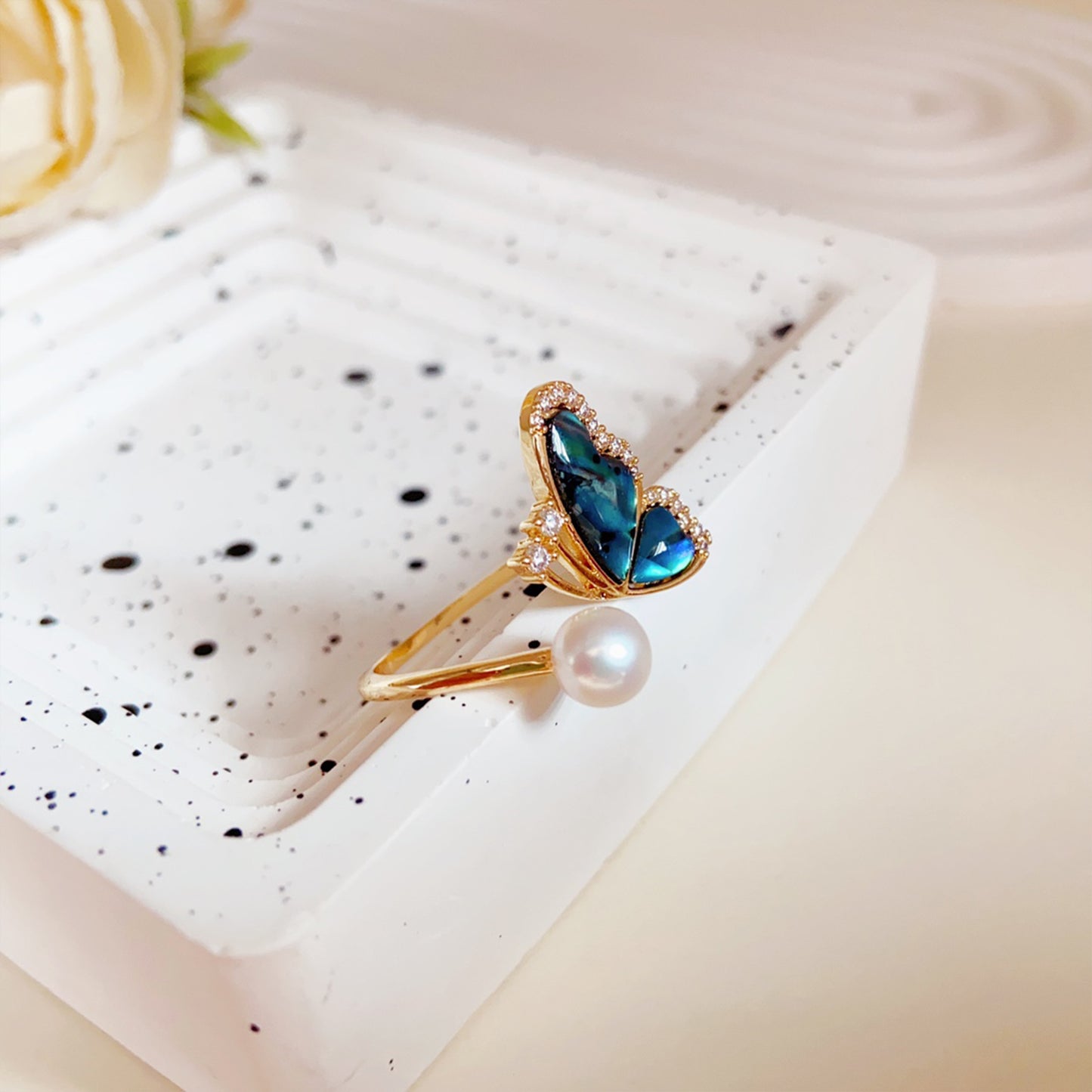 Schmetterling Perlenring – Offener Verstellbarer Ring mit Grüner Abalone & Süßwasserperle, 14K Vergoldet, Eleganter Damenring