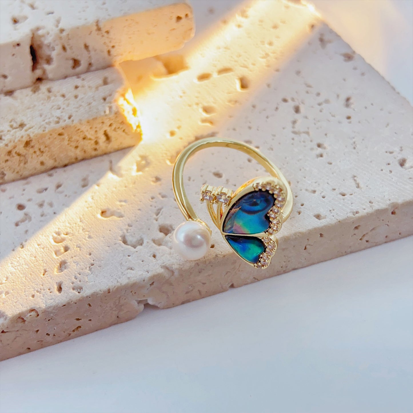 Schmetterling Perlenring – Offener Verstellbarer Ring mit Grüner Abalone & Süßwasserperle, 14K Vergoldet, Eleganter Damenring