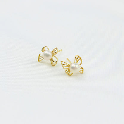 Schmetterlingstanz Perlenohrringe – Goldene Leichtigkeit mit zarter Perle