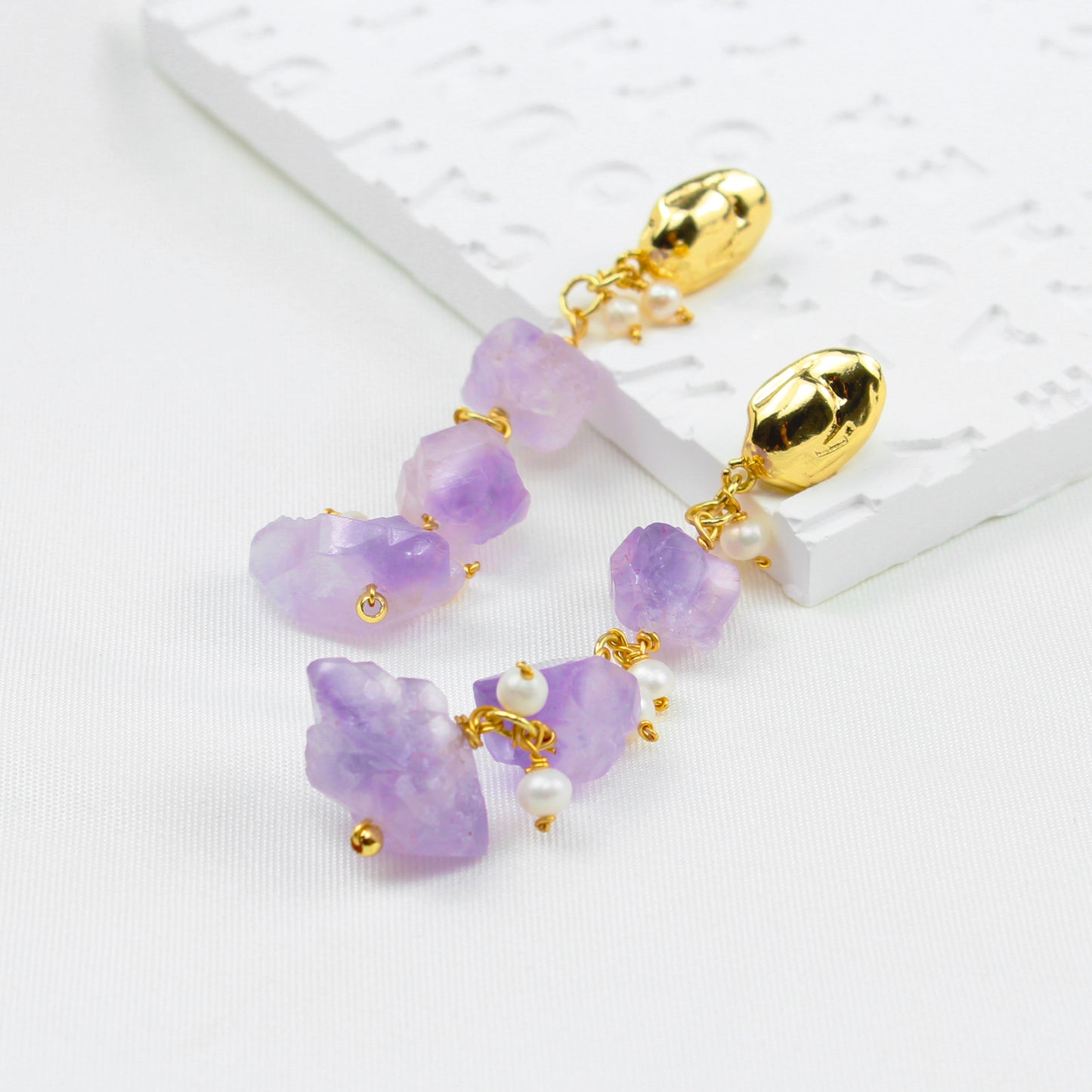 Perlenohrring mit Amethyst-Rohsteinen – 14K vergoldet, 925 Silberstift, eleganter hypoallergener Ohrstecker für Frauen, minimalistisches Design