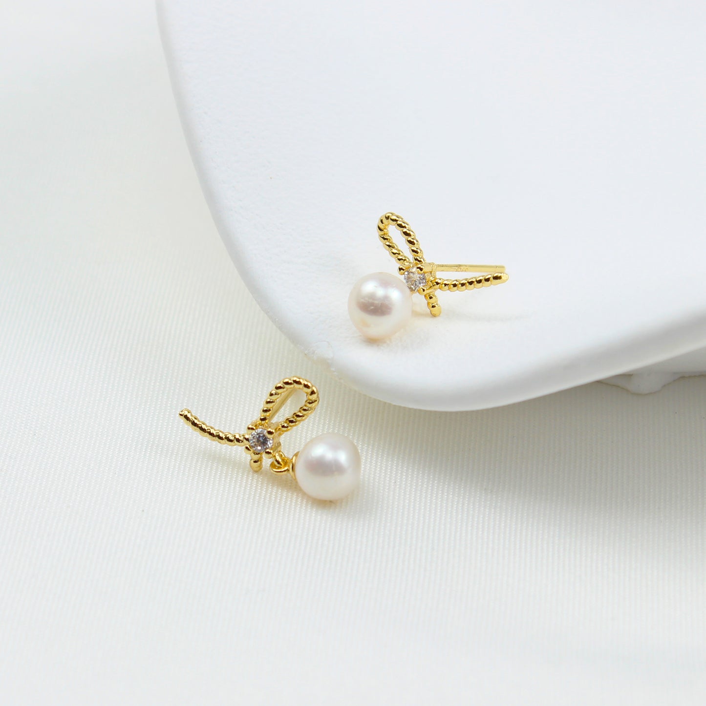 Schmetterlingsknoten Perlen Ohrstecker – 14K vergoldet, 925 Silberstecker, Zirkonia & Süßwasserperle, eleganter Ohrschmuck mit Geschenkbox