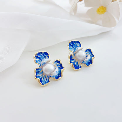 Elegante blaue Blütenblatt-Ohrringe mit Perle – 14K vergoldete Emaille Ohrstecker mit 925 Silberstift für Damen
