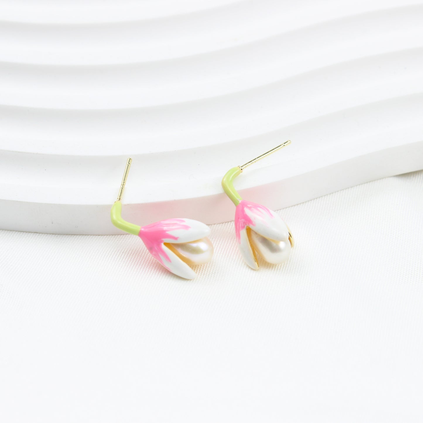 Magnolien Perlen Ohrstecker – Rosa Emaille mit Süßwasserperle, 14K Vergoldet & 925 Silber, femininer Schmuck mit Geschenkbox für Damen