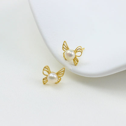 Schmetterlingstanz Perlenohrringe – Goldene Leichtigkeit mit zarter Perle