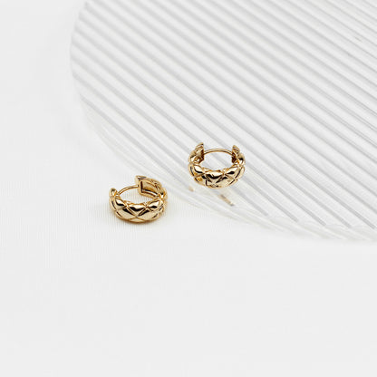 Small Gold Rhombus Hoop Earrings – 1.4 cm Geometric Design for Women, Ideal for Everyday & Special Occasions