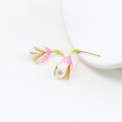 Magnolien Perlen Ohrstecker – Rosa Emaille mit Süßwasserperle, 14K Vergoldet & 925 Silber, femininer Schmuck mit Geschenkbox für Damen