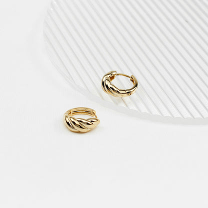 Gold Croissant-Design Stud Earrings – Large 1.8 cm, 925 Silver Stems, Simple & Elegant
