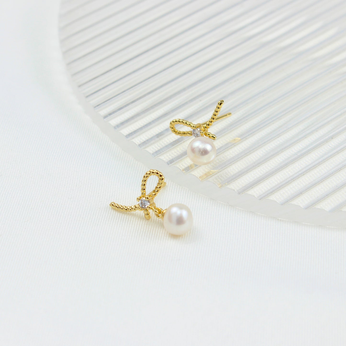 Schmetterlingsknoten Perlen Ohrstecker – 14K vergoldet, 925 Silberstecker, Zirkonia & Süßwasserperle, eleganter Ohrschmuck mit Geschenkbox