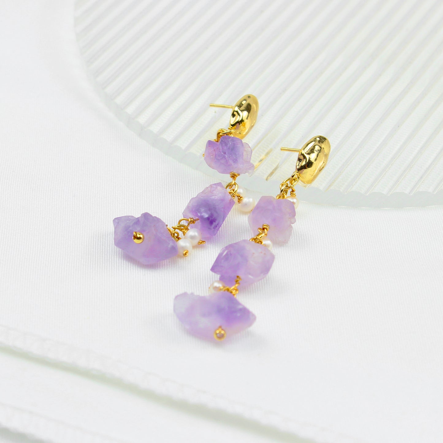 Perlenohrring mit Amethyst-Rohsteinen – 14K vergoldet, 925 Silberstift, eleganter hypoallergener Ohrstecker für Frauen, minimalistisches Design