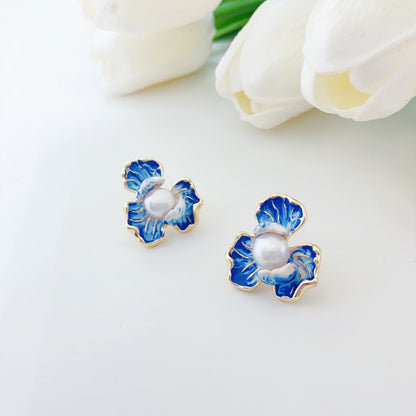 Elegante blaue Blütenblatt-Ohrringe mit Perle – 14K vergoldete Emaille Ohrstecker mit 925 Silberstift für Damen